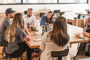 AIが業務を革新すると期待されたが、CEOと従業員の認識に大きな乖離