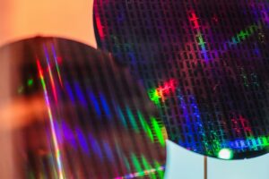 SanDisk株価が5ヶ月で1,000%急騰、AIデータセンター需要がKioxiaとの提携を後押し