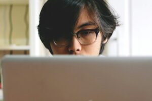 Z世代が普及させた「AI;DR」：AI生成コンテンツを即座に拒否する新トレンド