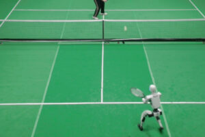 ロボットがテニスをマスター：不完全な人間の動きからAI学習