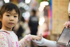 中国の人型ロボットレンタル価格が急落、AI時代の本格化へ