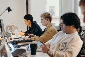 Z世代のAI不信が高まる：若者が人工知能に反発する理由