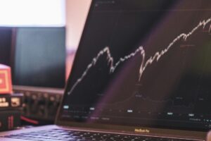 CNMVの研究:AIは株式投資に有効か?LLMの性能を検証