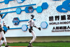 北京で300体超の人型ロボットがハーフマラソンに挑む：中国のAIロボット技術が世界に示す未来