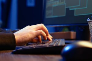 AIエージェントの脆弱性：GitHub上で鍵とトークンを盗む「Comment and Control」攻撃
