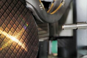 アジア半導体産業の集中：中国・台湾が64工場の大部分を占める