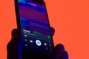 AIが生成した歌手ルビー・ブラックがSpotifyのバイラルチャートを支配：音楽ストリーミングの危機