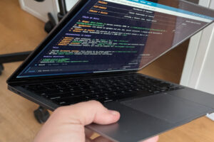 シリコンバレーのAIエンジニア、ノートPCを半開きで持ち運ぶ新習慣